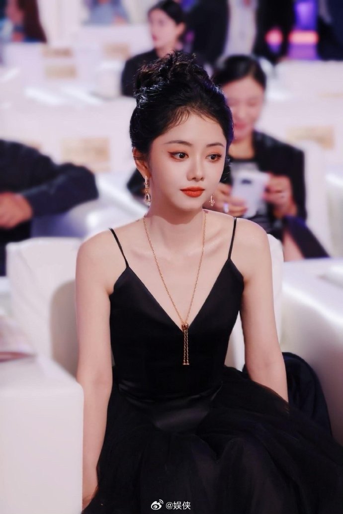 谭松韵好像又变瘦了，胖点瘦点都好看，真是可盐可甜的小姐姐～​​​