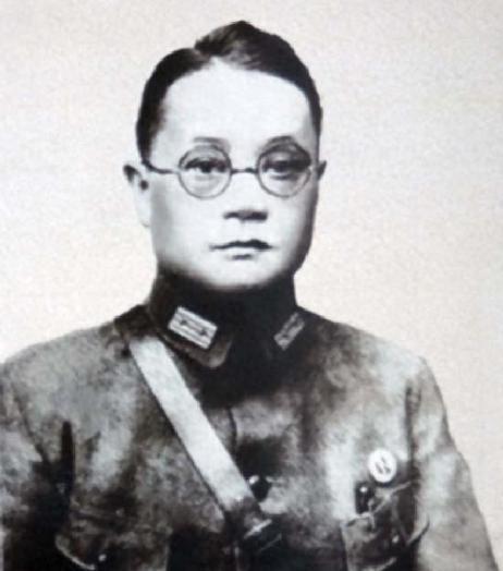 1949年，国军上将潘文华决定起义，却发现七姨太是特务，为了不打草惊蛇，他对七姨