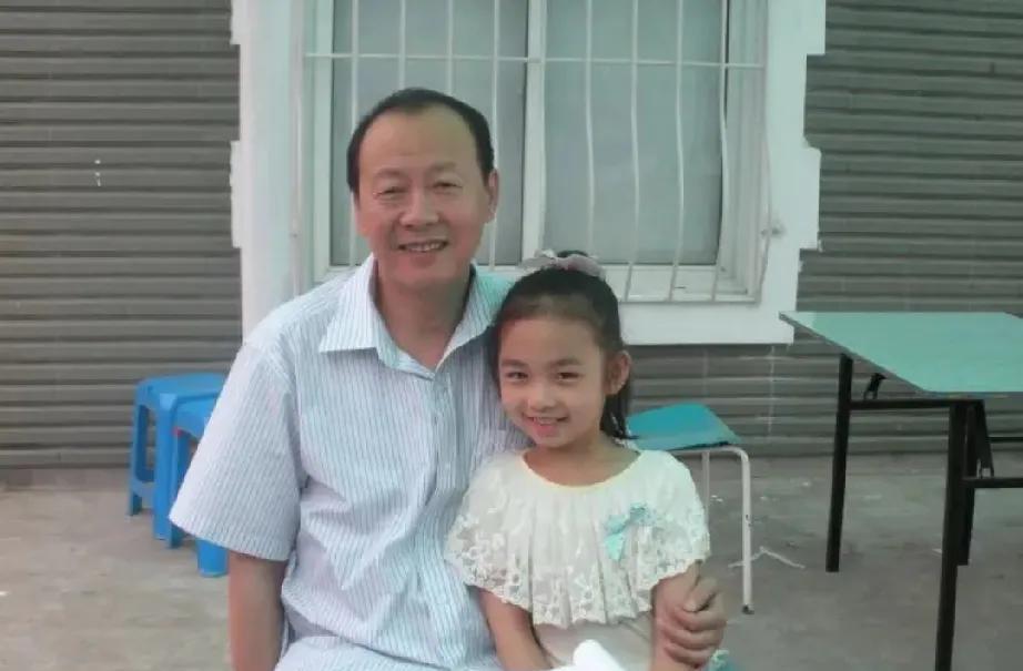 姐妹们！侯老师这波操作直接刷新内娱好爸爸天花板！😯68岁在吉林老家悠闲养老