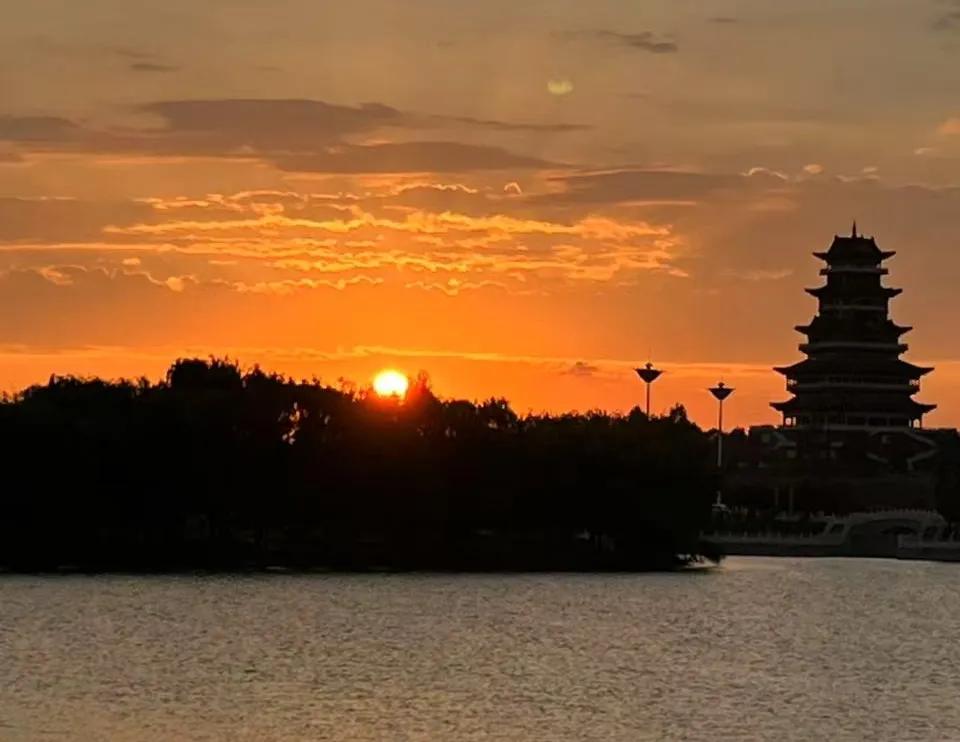 一边宇树上市数天股价近乎腰斩，一边不死鸟贾跃亭前几天又拿到数亿投资。没有耐心资