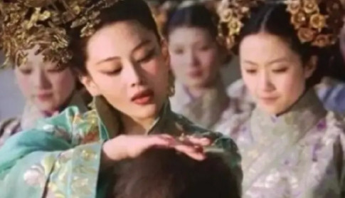 一日，朱元璋为了拉拢常遇春，特意给他送去了2个美婢，然而，就在一次洗漱时，其中一