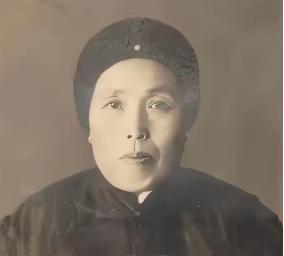 1891年，16岁的张作霖落难乞讨，孙寡妇看中了他，解开衣扣，掏出一块腰牌给他：