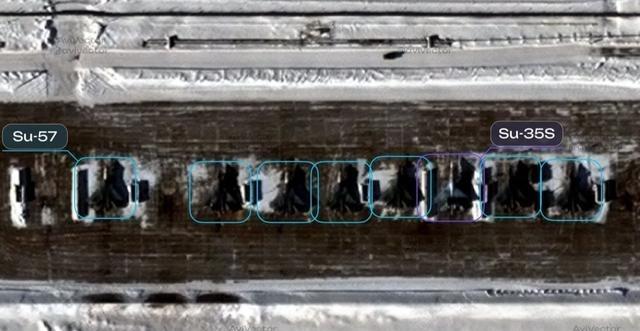 看懂了吗？俄罗斯空天军把苏35战机，苏57隐身战机，都转移到黑龙江对面的，俄军远