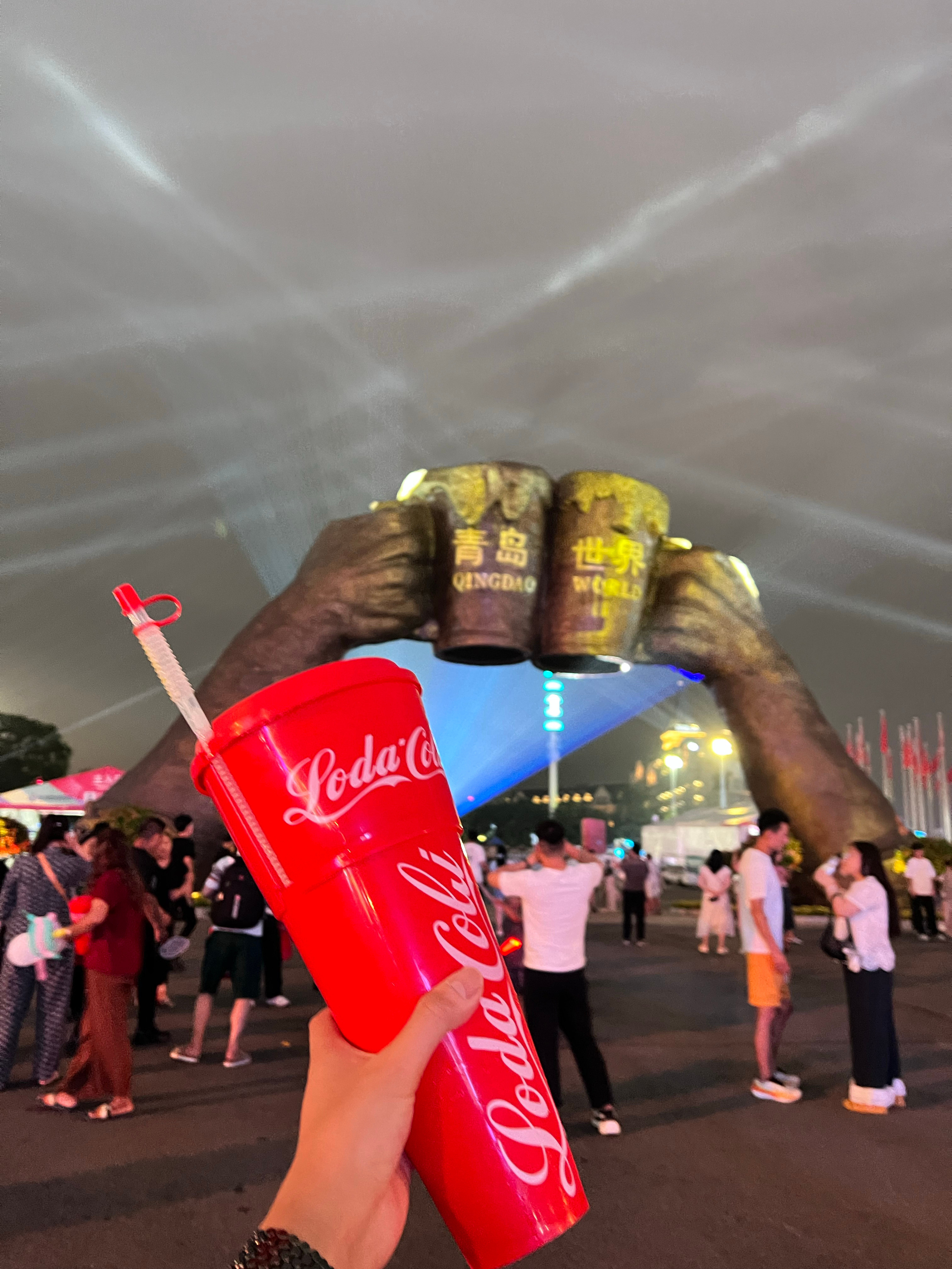 来都来了，必须搞一杯[大笑]终于知道了为什么大家都说“世界青岛”[笑着哭]