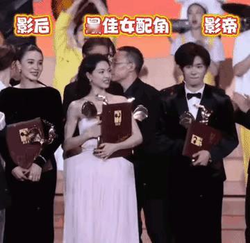 老话说得好，三个女人一台戏。明星也不例外，站在一起便叽叽喳喳说个不停。唯有易