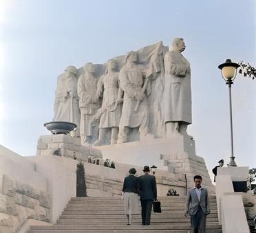 这是五十年代矗立在捷克斯洛伐克布拉格的巨大的斯大林雕像。这座斯大林雕像可是当时全