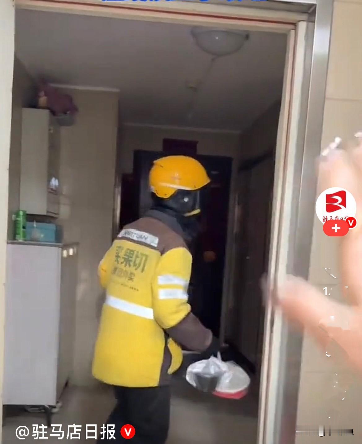 大年初一，河北邯郸一女子点了外卖，外卖员送来的时候，女子拿出一份给外卖员说这是给