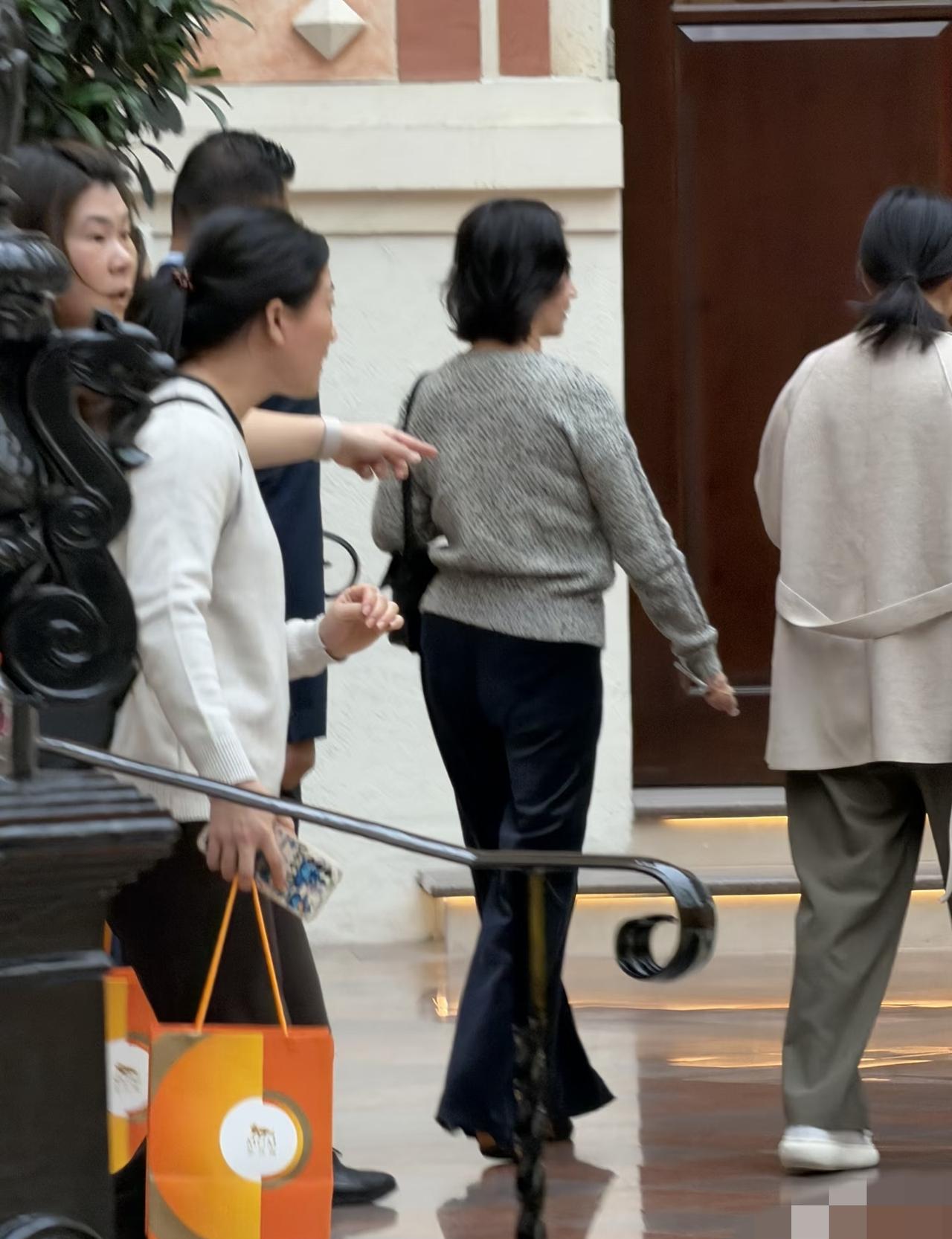别再说何超琼穿“奶奶装”显老了，你根本没看懂！这身行头看似朴素，肩上那只包就够