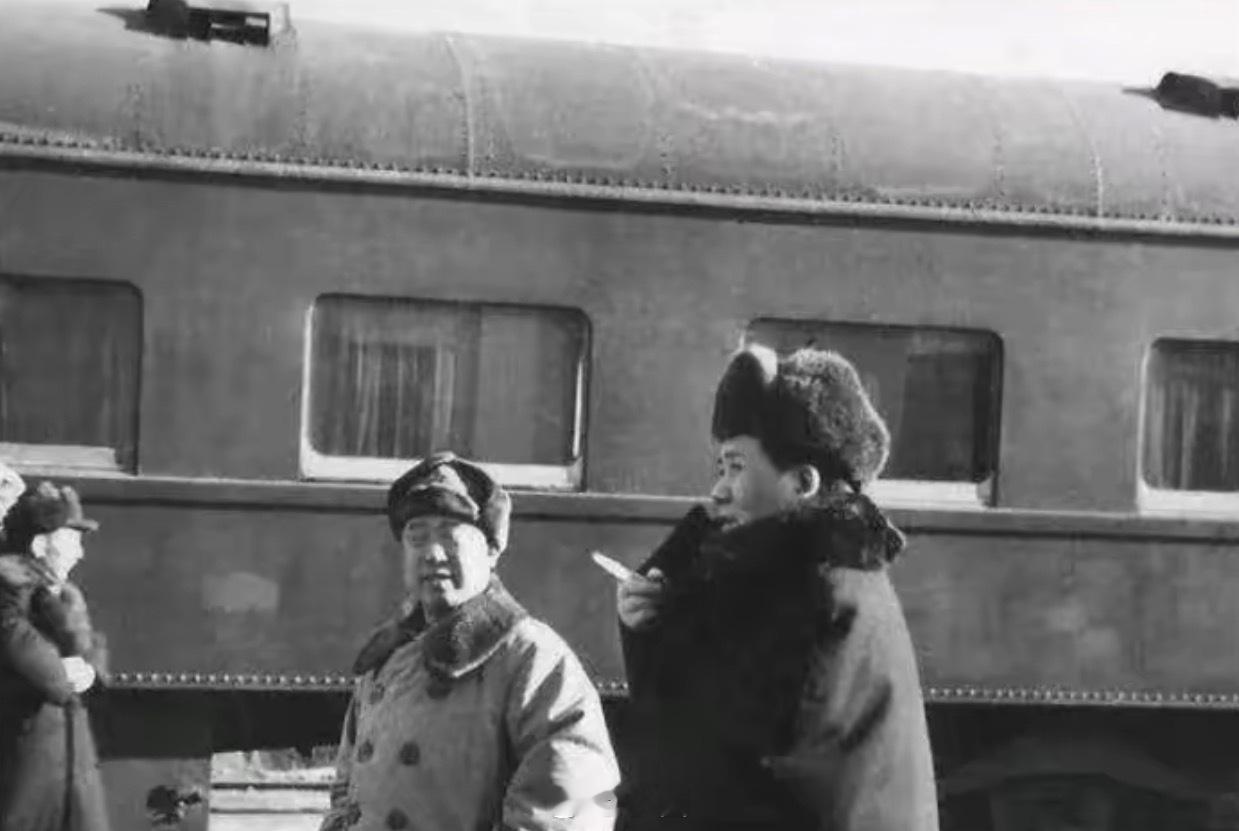 毛主席在1950年2月从苏联回国中，途径内蒙古海拉尔车站时的照片，显的极为珍贵。