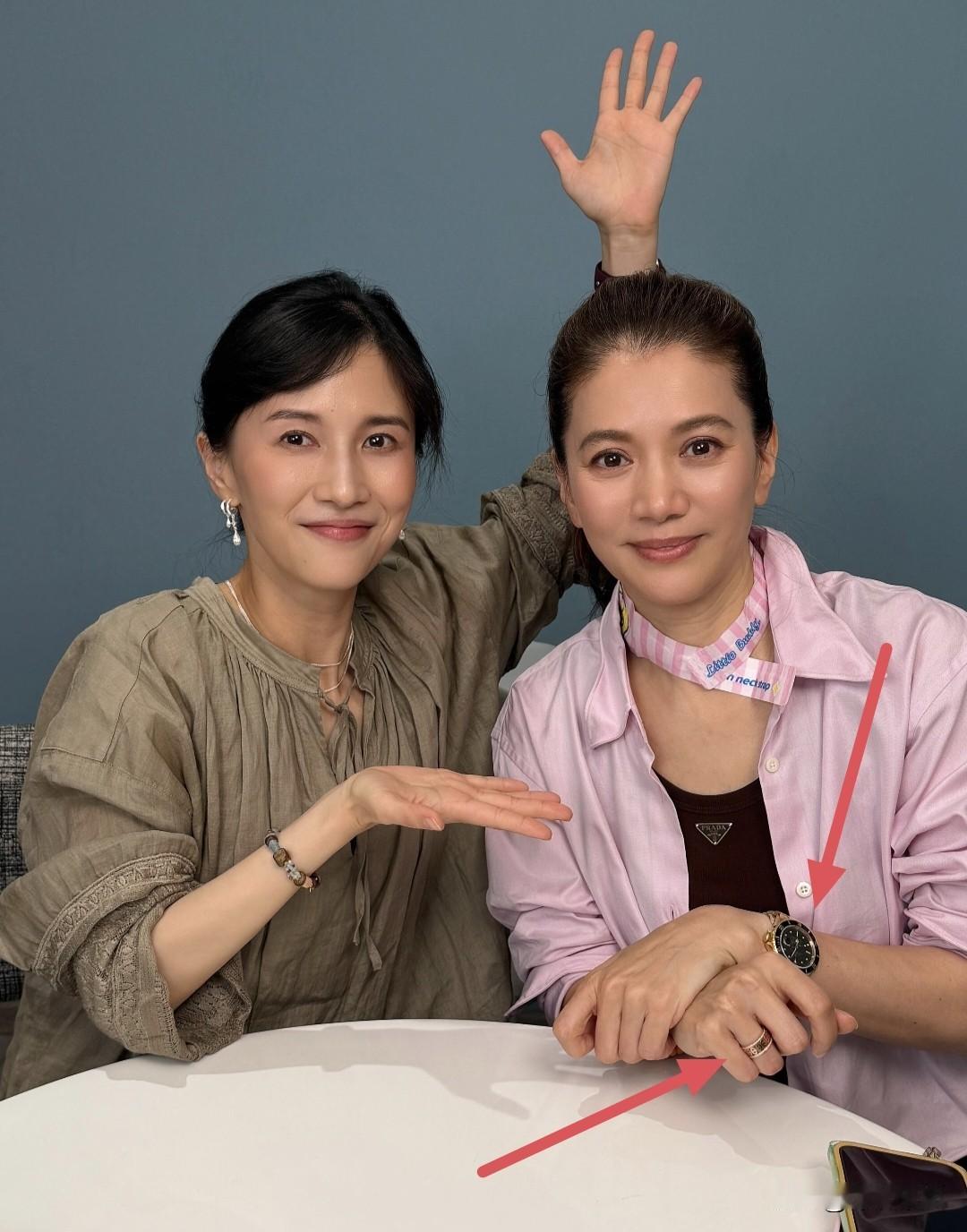 不光是我估计很多人都被袁咏仪骗了本以为袁咏仪在papi酱的节目上穿的很朴