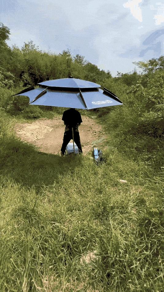 钓鱼佬真的是一个神奇的存在，只要有水的地方就能钓鱼，哪怕是马上要干枯了，也要甩几