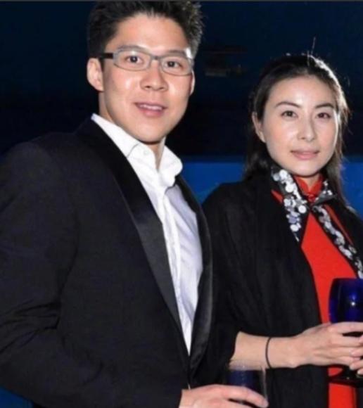 2000年，霍启刚第一次带女友回家。朱玲玲只看了一眼，便说：“你们不合适，分了吧