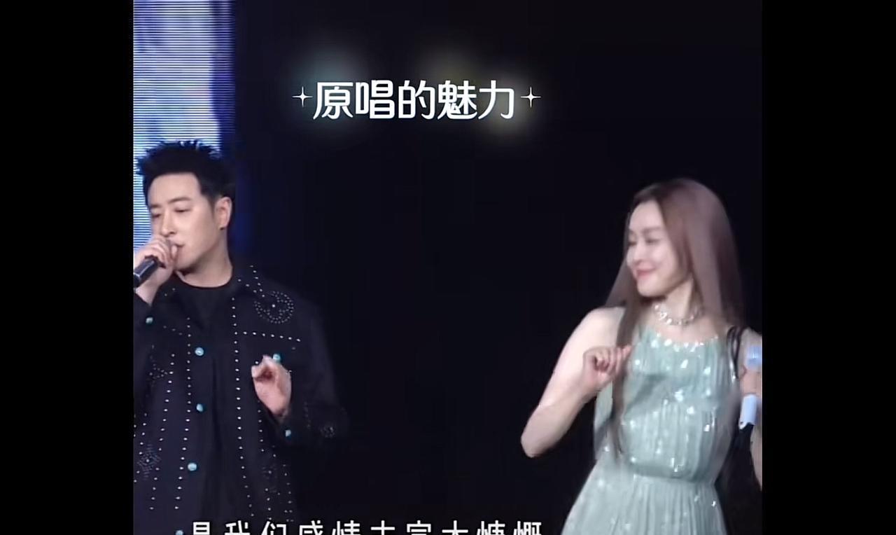 哈哈范玮琪这戏精又上热搜了先不说她唱歌跑调……就说在舞台上和潘玮柏唱歌一直