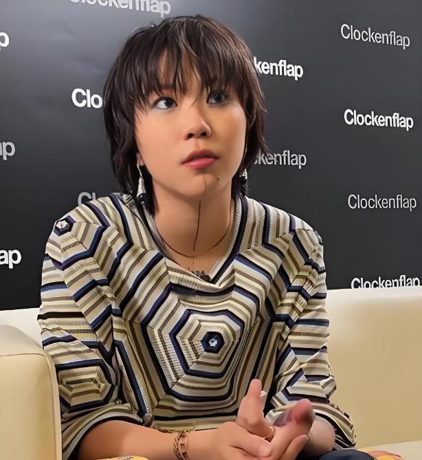 她是王菲和窦唯唯的女儿，也是两人目前唯一的感情纽带，然而最近却被爆出和“女友”在