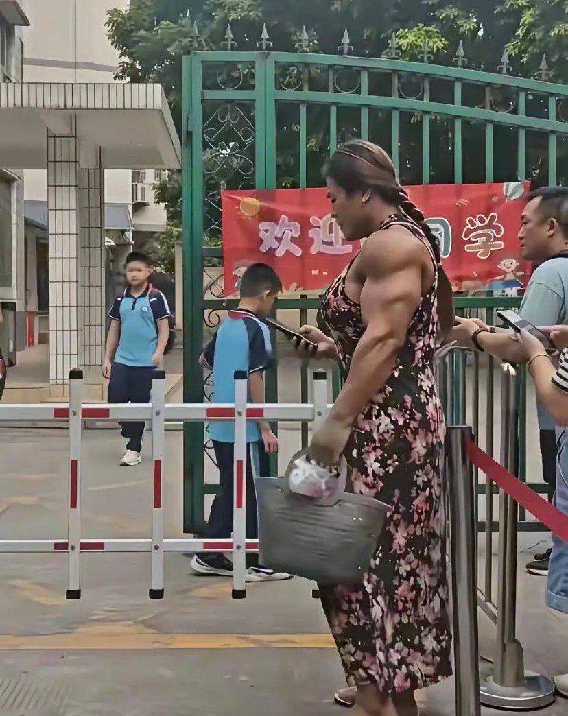 这身材真的太棒了，在学校门口，这位妈妈在等着孩子放学，她健美的身材，引发关注，看