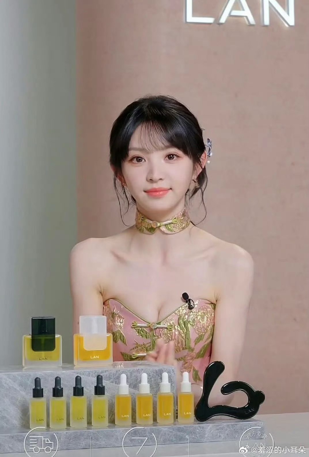 田曦薇因为身材太曼妙直播被🫘封了，应该是那边审核以为在擦边，团队究竟是有意还是