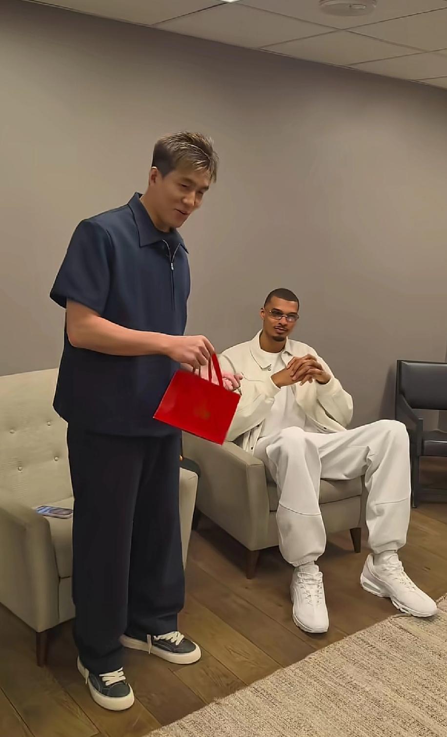 中国球员郭艾伦来到美国参加NBA全明星大赛。在一个视频中，他与文本亚马见面，他们