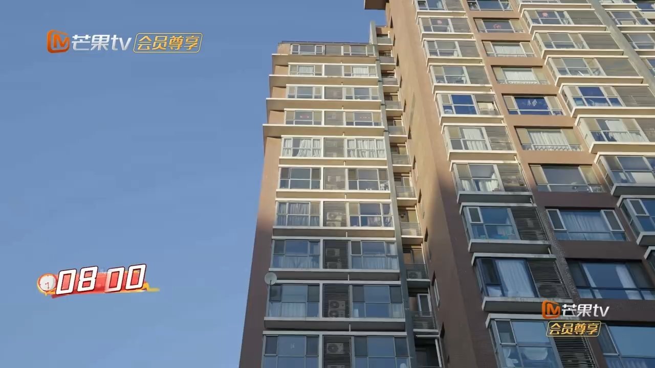 我冬天遛狗就余承恩这样余承恩睡衣套外裤迷糊出门，真实演绎养狗人日常！寒风里潦草遛