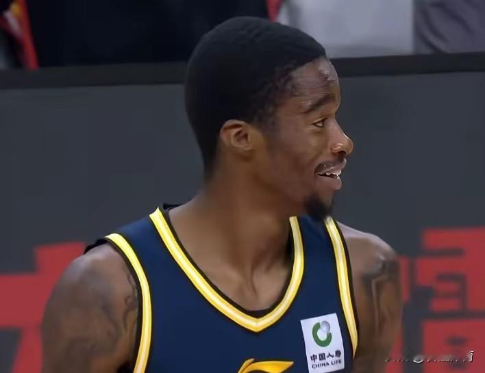 奎因基本可以裁了吧？广东队需要去找一个有外线投篮命中率保证的小外援！因为，奎