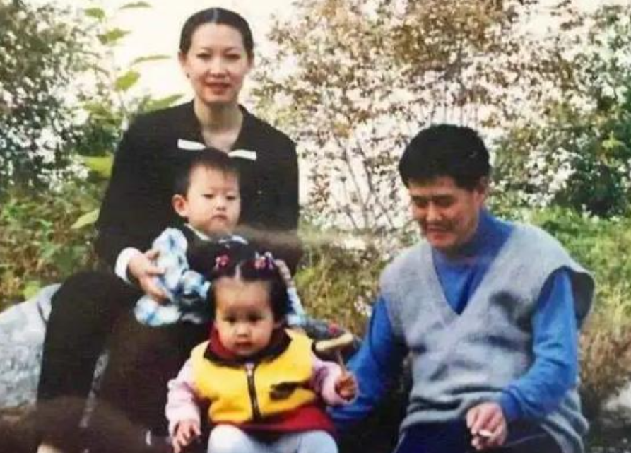 1992年的一天，赵本山带与前妻的大女儿赵玉芳来认门，没想到现任老婆马丽娟全程黑