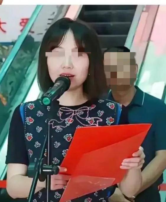 曾女士这事儿闹得沸沸扬扬，最该偷着乐的，估计是她前夫。俩人本来是一个单位的