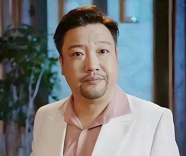 贾冰私人饭局被偷拍镜头不该伸向餐桌，隐私不该沦为谈资，贾冰不过和朋友吃顿饭，却
