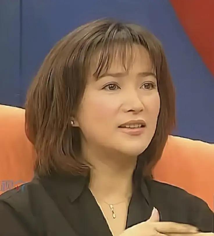 许亚军一句“她是在树上长大的”，把何晴的童年抖了个底朝天。半山区，果树成片，