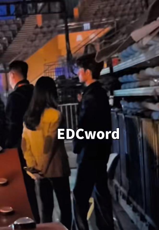 他站了整整4个小时，身边只跟着经纪人。没有一句辩解，没有一丝抱怨，甚至连一个不