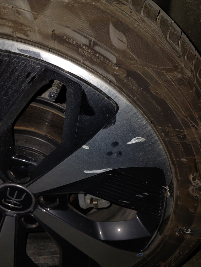 停在小区还被装这么厉害停小区里面，早上凌晨5点打电话说给车撞了，但是有事上午在