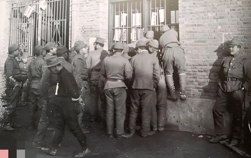 这是日军在所谓“慰安所”外的丑恶模样，日军士兵那令人作呕的姿态背后，是对人性的全