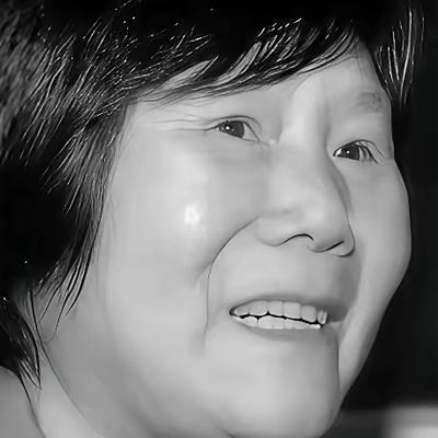1975年，湖北神农架附近，几名妇女正在田里挖洋芋，一位女孩因为内急，匆匆跑去树