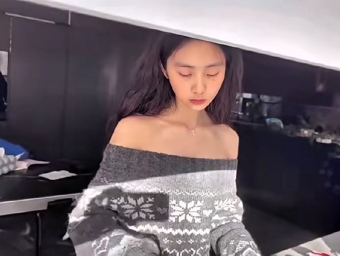 黄磊女儿多多晒出跨年视频，专门做了跨年蛋糕，还有造型，太漂亮了！多多穿着露肩毛衣