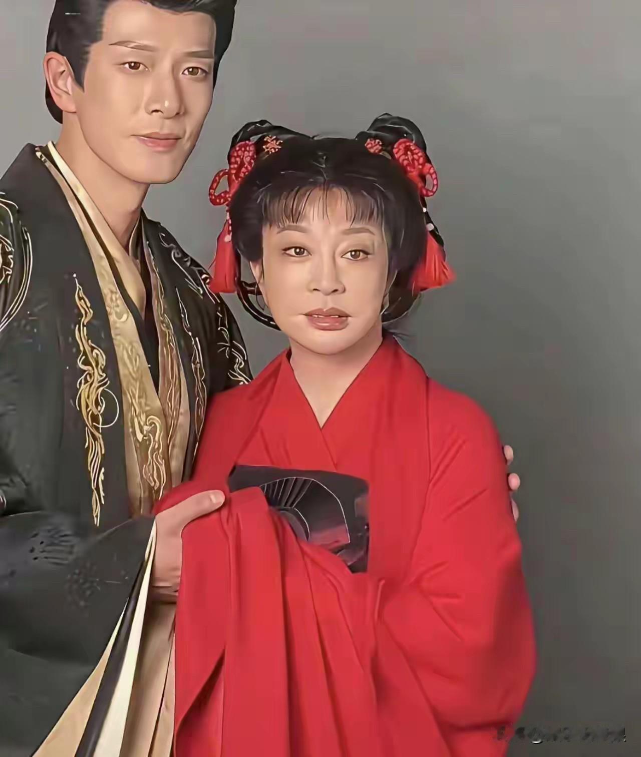 刘晓庆也是，不管适不适合，先拍了再说！刘晓庆这妆造真的好喜庆，75岁的人竟然