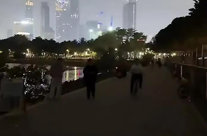 万万没想到，还有对鸟儿们这么柔情的地方...在霓虹璀璨的不夜城深圳，竟有一片