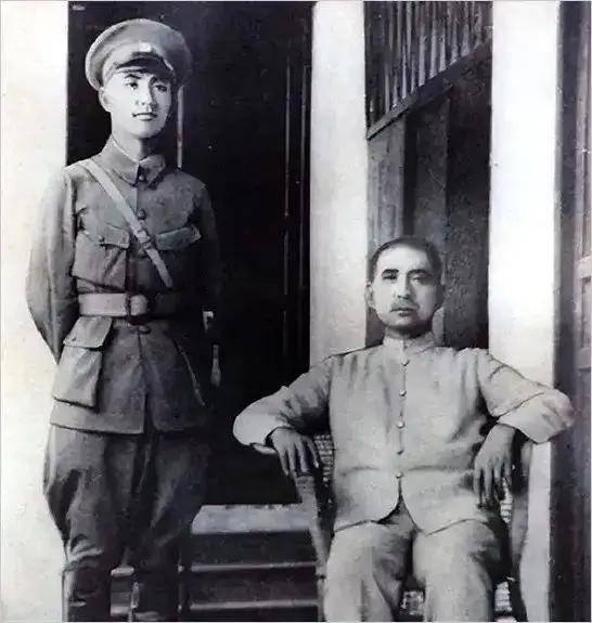 来探讨一个极具历史张力的议题：为何蒋介石北伐区区的几万部队，能击溃坐拥数十万大军