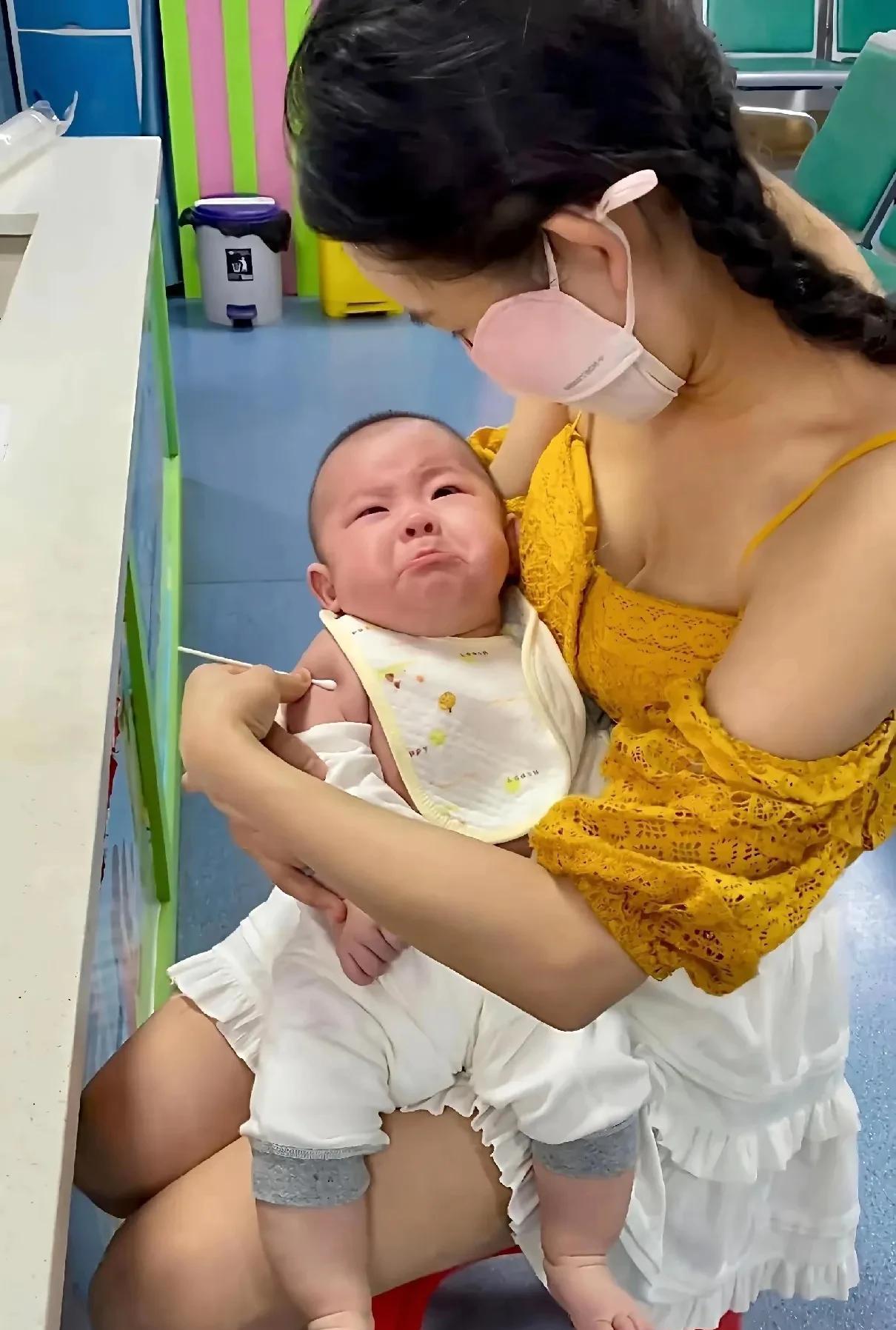小孩：妈妈，没出声不算哭吧？[笑着哭]