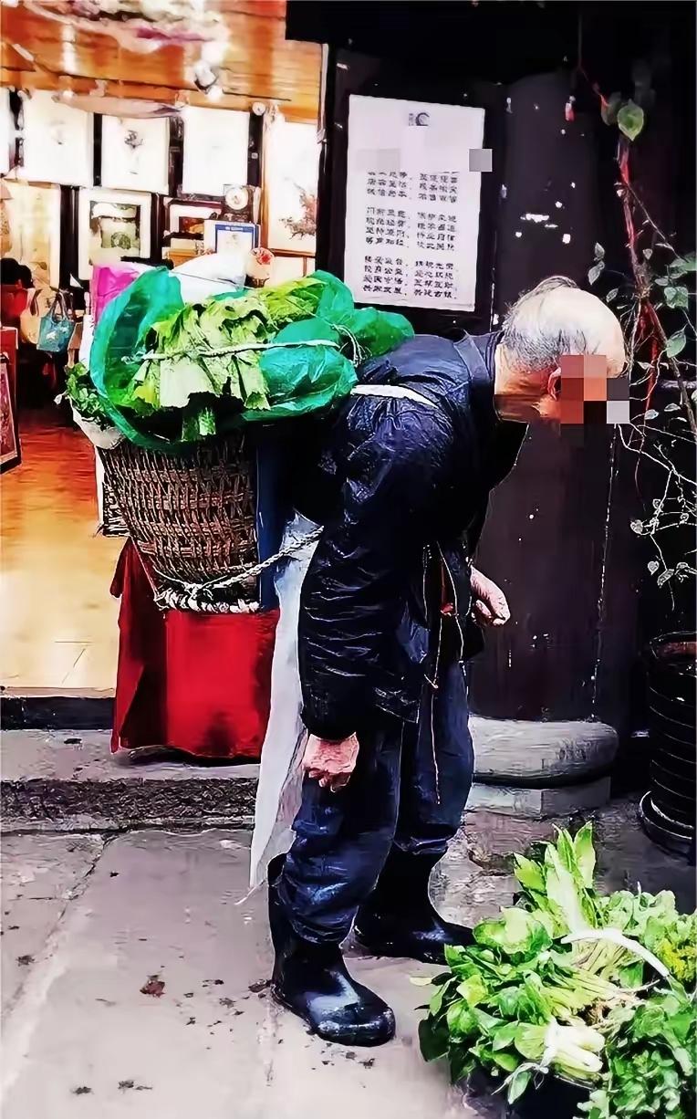 暖心一幕藏着成年人的体面，郑州餐馆老板一碗酒一桌人情泪目！河南郑州，一68