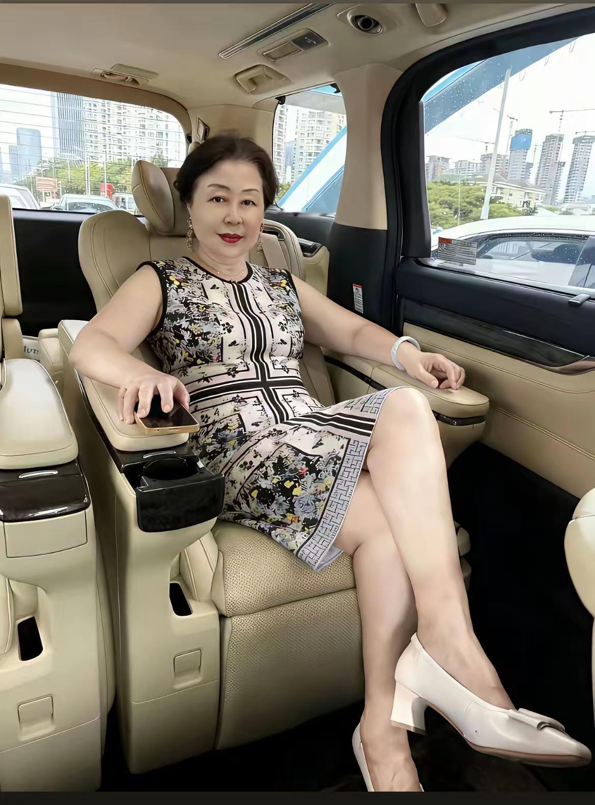马路上跑的都叫汽车，虽然外观差不了太多，可是车的动力性，就不一样了，看看这位女老