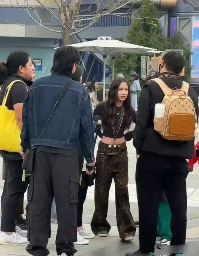 黄磊二女儿多妹虽然只有12岁，但穿着打扮都像成年女生，颜值惊人