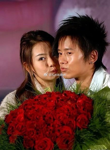 谢娜这叫搬起石头砸了自己的脚：一心想上演霸气护夫的形象，张杰也跟着发文，和谢娜在