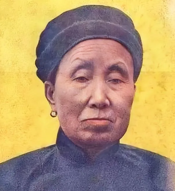 1950年，双枪老太婆赵洪文国被抓获，周总理建议饶她一命，毛主席却批示：“不行！