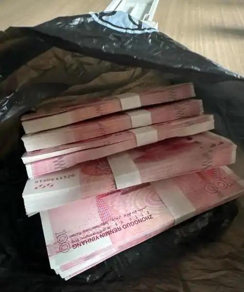 领导给我介绍了私活，挣了5万，我二话没说，直接把4万给了领导，一点都没犹豫，自己