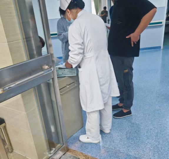 我有个亲戚的姑娘，跟她爹妈在家里闹腾了好几个月。这个姑娘在三甲医院当护士，一个