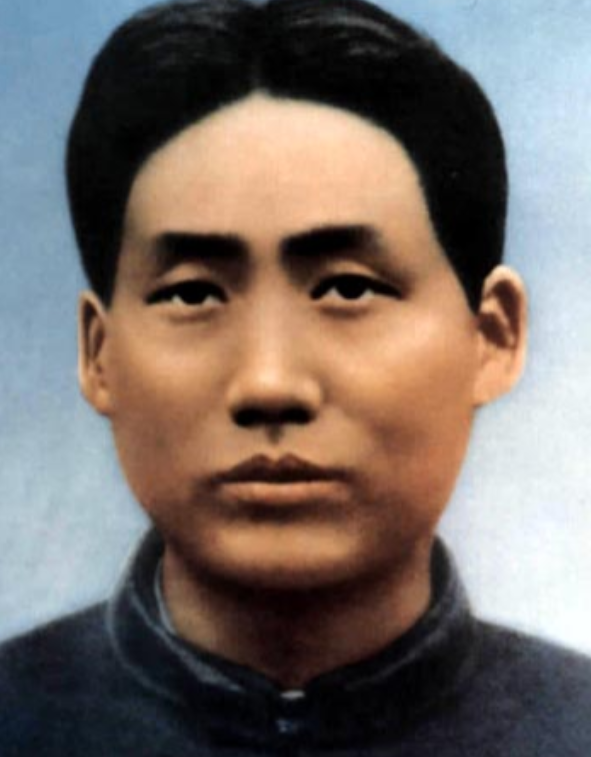 1927年，毛泽东被捕后，在押去处死路上，突然对一名团丁说：“老哥，我腿疼，伤筋