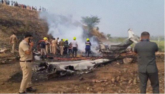 印度飞机坠毁爆炸，高官当场死亡，莫迪发文哀悼当地时间27日，在印度马哈拉施特