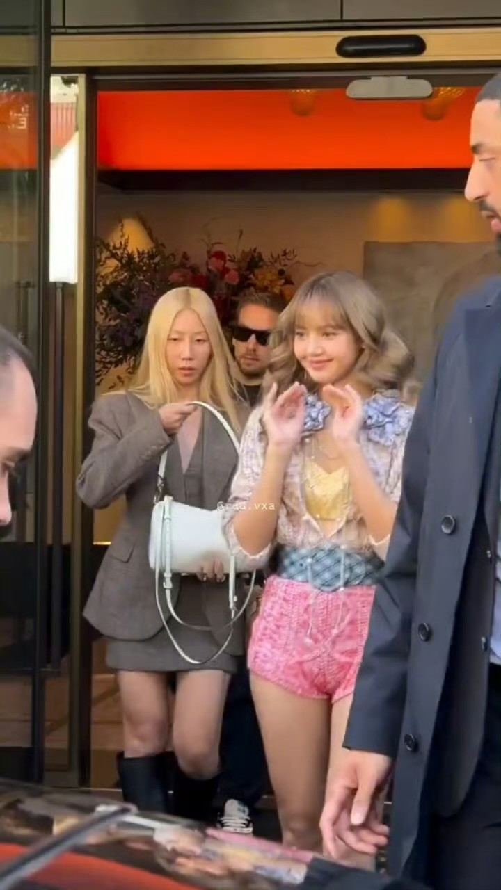 Lisa时装周造型来了，好美好甜好辣完全是真人芭比娃娃🙌​​​