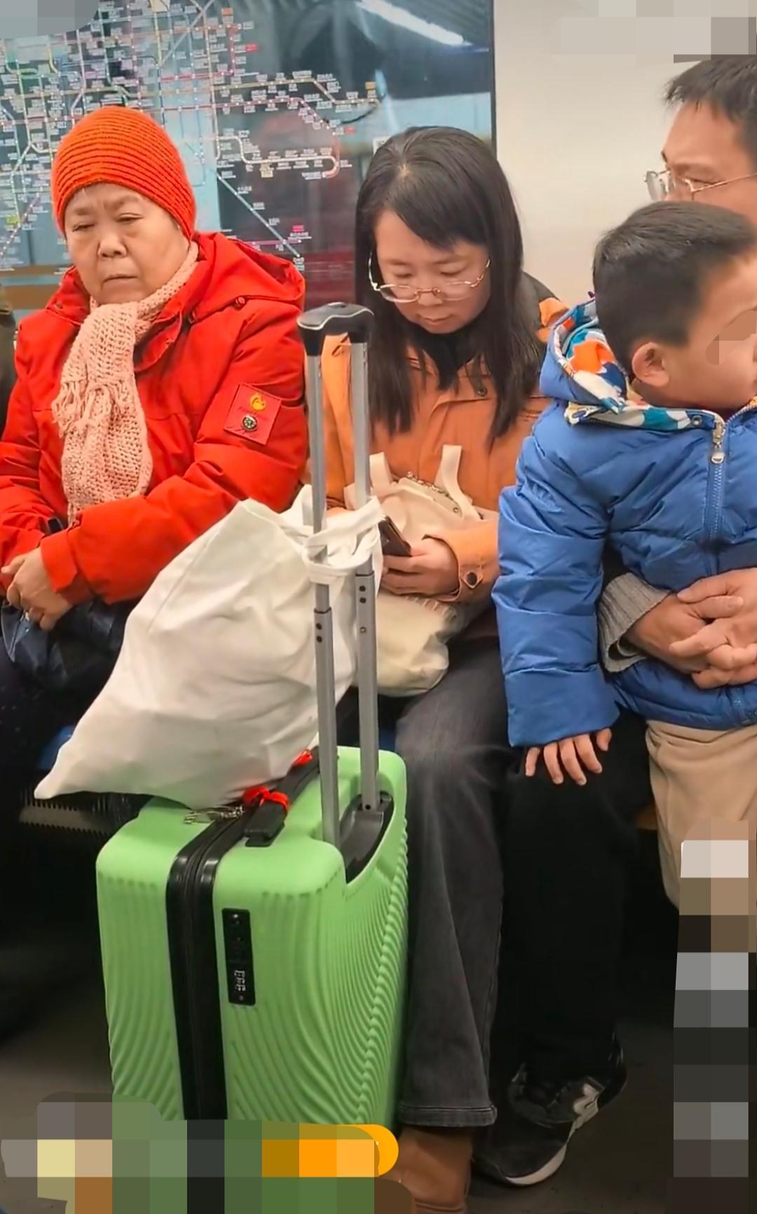 北京，一地铁车厢内，疑似这个老太太让3岁小孩让座，结果这一家没让，然后这个老太太