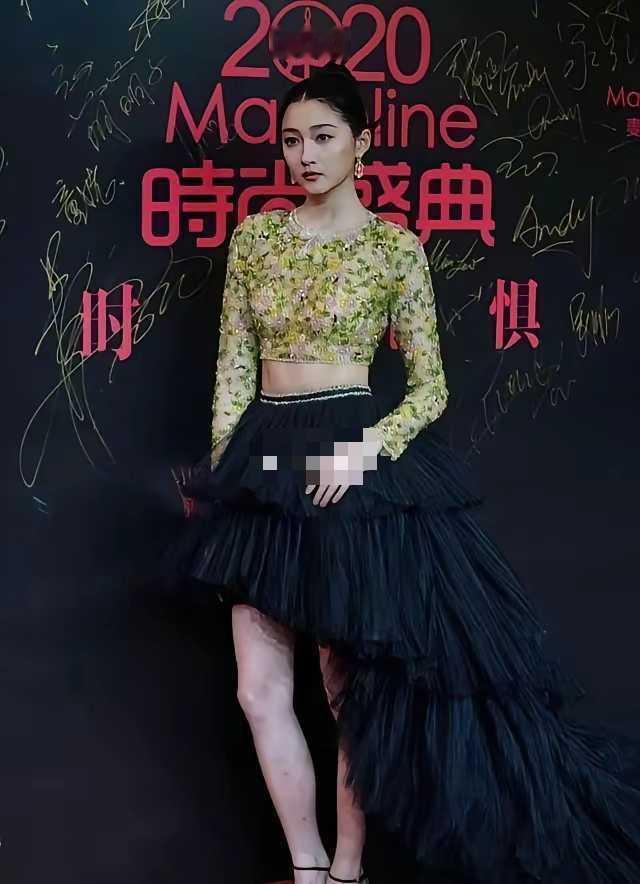 关晓彤这“葱花饼”似的上衣，把网友都看饿了！​​​​