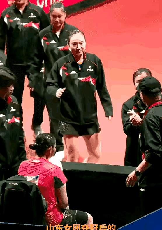 何卓佳故意拒绝和陈梦握手？很没品？原视频明明没有故意拒绝握手，而是陈梦过来握