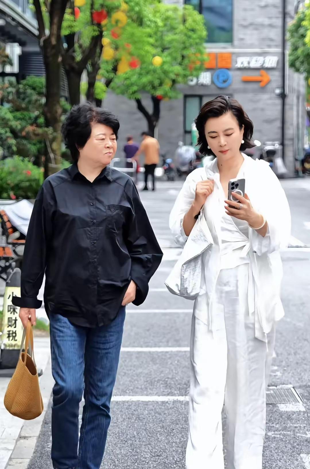 近日，李玲玉在社交平台晒出陪妈妈逛街的视频，画面里她一袭白衣卷发飞扬，皮肤白得像
